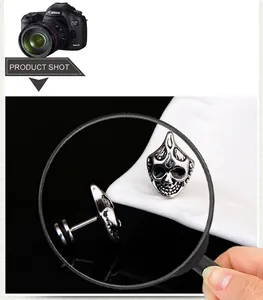 Vue macro de boucles d'oreilles tête de mort rétro en acier avec détails punk