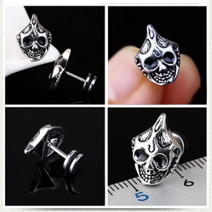 Boucles d'oreilles punk crâne en acier titane avec texture flamme et fermoirs en caoutchouc