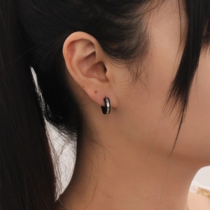 Boucles d'oreilles huggie minimalistes en acier chirurgical noir mat et argent unisexe