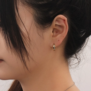 Boucles d'oreilles anneaux minimalistes en acier bicolore doré et argenté mat