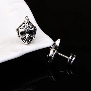 Boucles d'oreilles punk tête de mort en acier inoxydable avec finition argentée rétro et flamme