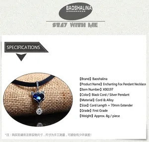 Détail du collier renard avec cordon en cuir noir et pendentif cœur en cristal bleu