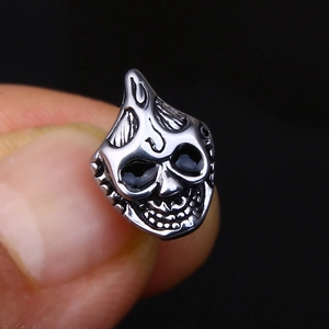 Clou d'oreille crâne punk en acier titane avec motif de masque de démon vintage pour homme