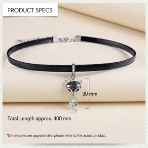 Gros plan du collier choker renard avec cordon en cuir noir et détails en cristal