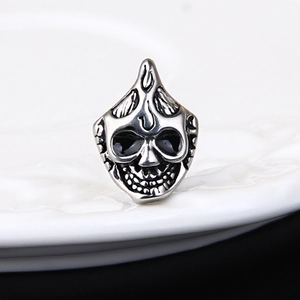 Boucle d'oreille punk tête de mort en acier titane avec détails gothiques argentés