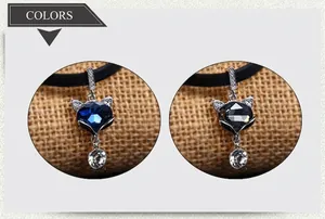 Vue détaillée de pendentifs renard en cristal bleu et noir avec des breloques étincelantes
