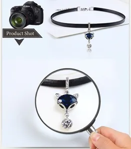 Détail du collier renard avec pierre précieuse en cœur bleu foncé et zircons brillants