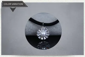 Detail der Sonnenblumen-Halskette mit Perle und Zirkonia am schwarzen Band