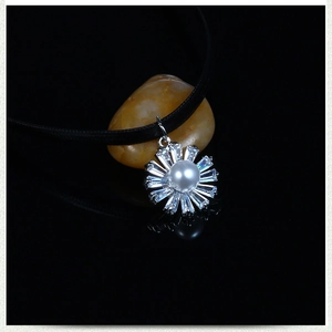 Elegantes schwarzes Choker-Halsband mit Sonnenblumen-Perlenanhänger und Kristallen