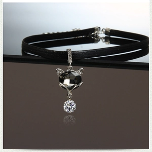 Détail du pendentif renard argenté avec gemme noire sur un collier ras du cou noir