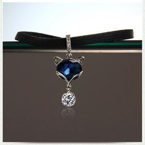 Détail du collier choker renard avec cristal bleu foncé et cordon tressé noir élégant