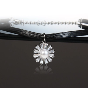 Elegante Sonnenblumen-Anhänger Choker-Halskette Mit Weißer Kunstperle Transparenter Zirkonia Schwarze Lederkordel Für Damen Schmuck