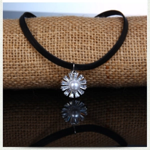 Daisy-Choker mit Perle und Zirkonia am schwarzen Band auf Sackleinen-Display