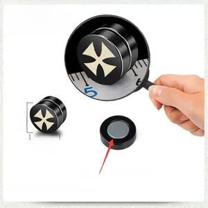 Détail macro d'une boucle d'oreille magnétique noire de 10mm avec motif croix