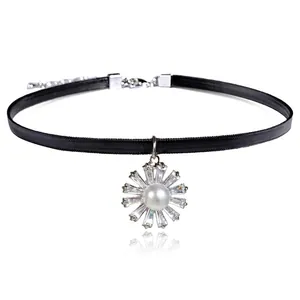 Elegantes schwarzes Choker-Halsband mit Sonnenblumen-Anhänger, Perle und Zirkonia