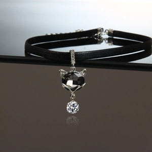Collier ras du cou renard avec pierre grise sur cordon en cuir noir élégant