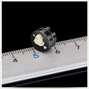 Minimalistischer schwarzer Magnetohrring aus Titanstahl mit Herzmotiv, 10mm breit