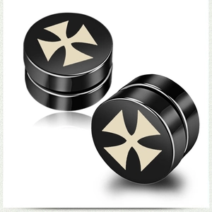 Détail des boucles d'oreilles magnétiques noires avec motif croix de Malte beige