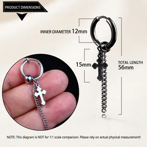 Vue détaillée des boucles d'oreilles croix en acier titane, diamètre 12mm et longueur 56mm