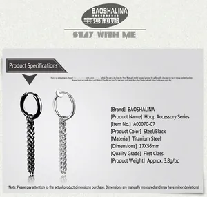 Détail macro de boucles d'oreilles en acier titane à double chaîne, poids 3,8g et taille 17x56mm
