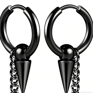 Détail de boucles d'oreilles noires en titane avec pointe conique et chaîne gland