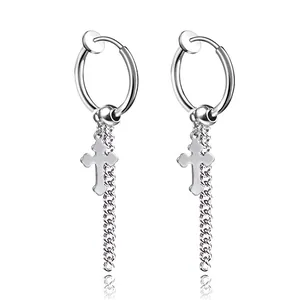 Boucles d'oreilles en titane avec croix pendante et chaînes à glands sur fond blanc