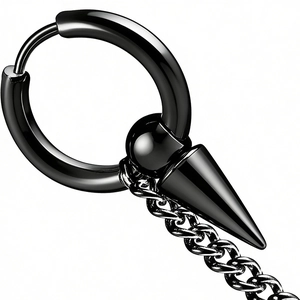 Détail d'une boucle d'oreille punk noire avec pendentif pointe polie et chaîne en métal