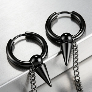 Détail de boucles d'oreilles gothiques noires en titane avec pointes et longues chaînes