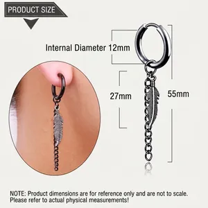 Vue détaillée des boucles d'oreilles en titane avec plume et diamètre interne 12mm