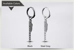 Détail de boucles d'oreilles plume gothiques avec chaînes en noir mat et acier