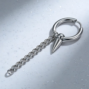 Vue macro d'une boucle d'oreille en acier argenté avec pendentif cône et longue chaîne