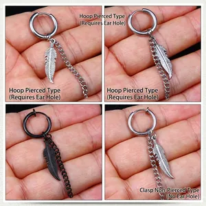 Détail de boucles d'oreilles plumes argentées et noires avec chaîne, créoles ou clips