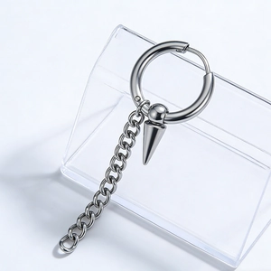 Détail de la boucle d'oreille en acier titane argenté avec longue chaîne et pendentif punk
