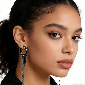 Boucle d'oreille en acier titane noir avec pendentif pointe et longue chaîne à franges