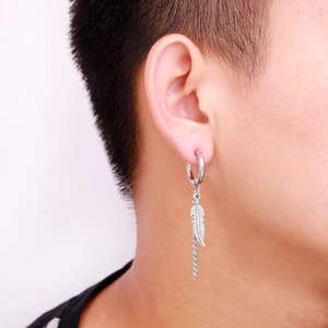 Boucles d'oreilles à pampilles en acier titane avec plume et chaîne style punk