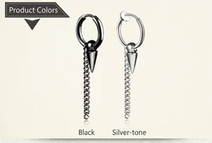 Détail de boucles d'oreilles punk noires et acier avec chaîne et pendentif pointe