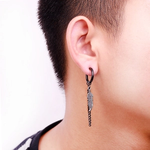 Boucle d'oreille unisexe en acier noir avec pendentif plume et chaîne fine