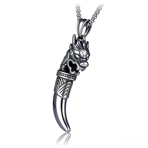 Détail du pendentif tête de dragon vintage en acier inoxydable avec dent de loup sculptée