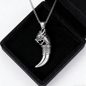Détail macro du pendentif tête de dragon dent de loup en argent rétro poli