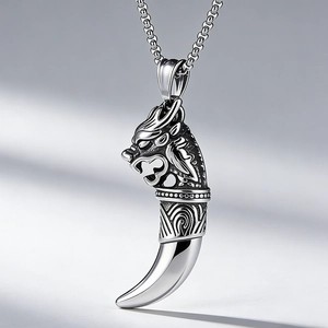 Gros plan détaillé d'un pendentif tête de dragon vintage avec motif dent en argent vieilli
