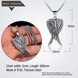 Vue macro du pendentif aile en acier 316L rétro avec détails de taille de chaîne 3mm