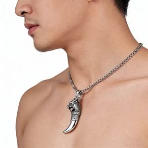 Collier pendentif tête de loup vintage avec design totem argenté et chaîne pour hommes