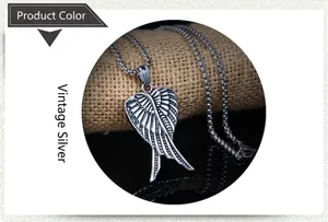 Détail du pendentif aile en argent antique montrant la texture vintage sur une chaîne carrée
