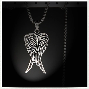 Vue macro détaillée d'un pendentif ailes d'ange vintage avec texture de plumes fine