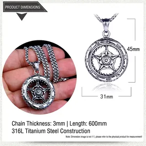 Détail macro du pendentif ancre rétro en acier inoxydable avec chiffres romains et dimensions