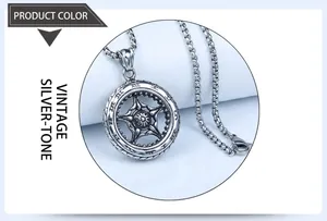 Vue détaillée du pendentif roue étoilée argentée vintage avec chaîne box