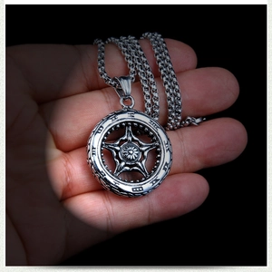 Détail de pendentif gouvernail vintage avec gravures runiques et motif d'étoile