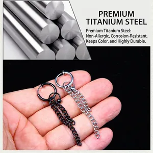 Détail de boucles d'oreilles à chaîne pendante en acier titane noir et argent