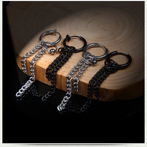 Boucles d'oreilles créoles en acier avec doubles chaînes à pampilles et pendentifs boules en noir et argent