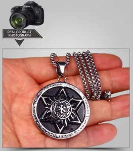 Gros plan du pendentif hexagramme vintage en acier inoxydable avec runes gravées